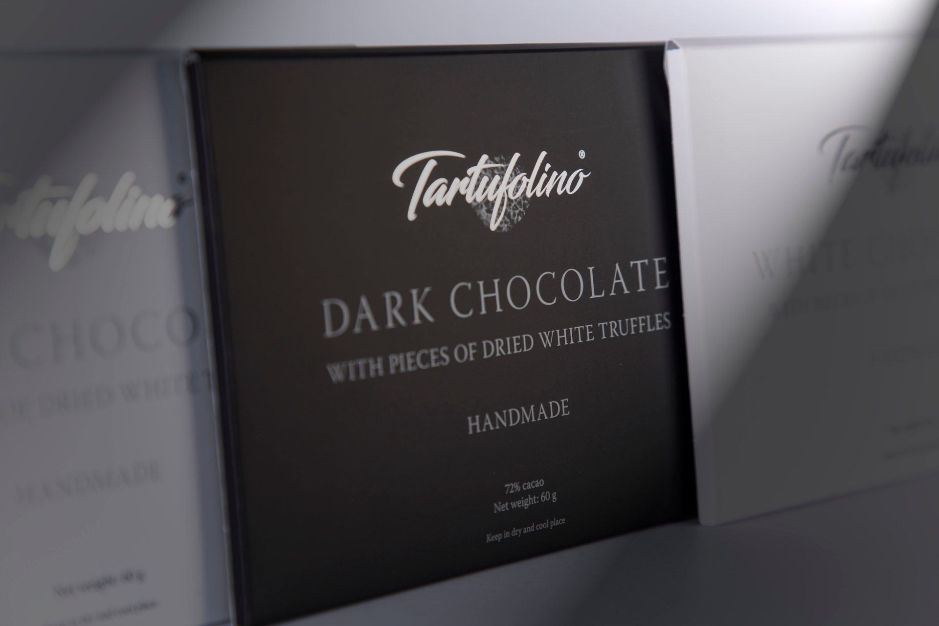 Dunkle Schokolade mit weißem Trüffel — Handmade